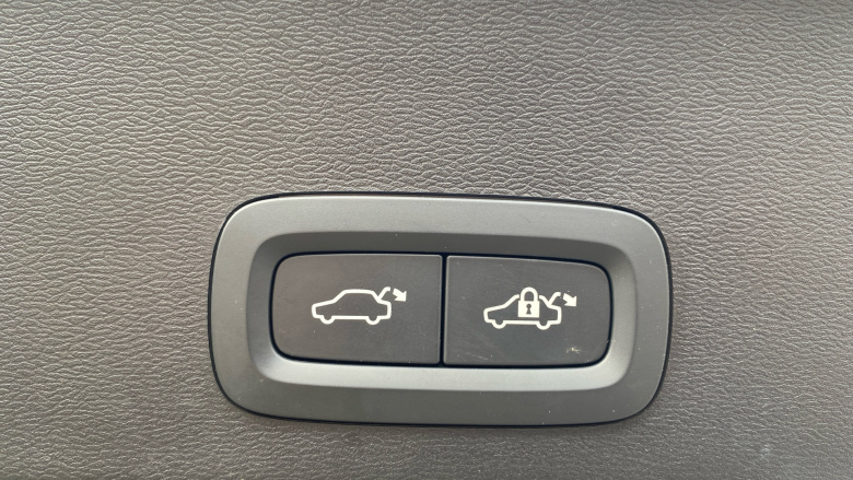 Volvo XC40 2.0 B4P Ultra Dark 5dr Auto Petrol Estate